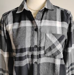 Eddie Bauer Cotton Flannel Button Up Shirt Gray Black Plaid Classic Cozy Size M
